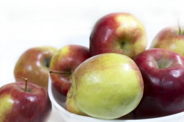 Green and red organic apples on plate — Stock Photo, Image