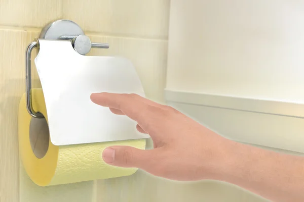 Main avec papier toilette — Photo