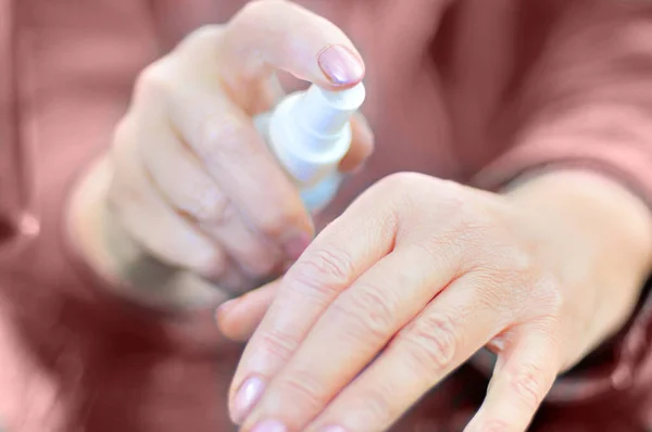 Mano Sostiene Spray Desinfectante Antiséptico Para Hidratar Las Manos Desinfección — Foto de Stock