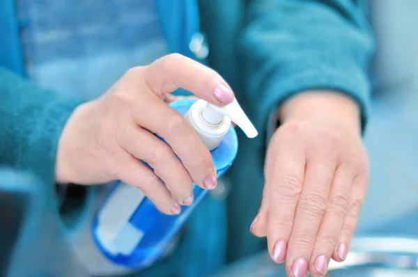 Covid Hands Holding Disanitizer Rubbing Cleaning Hands Viruses Bacterias Женщина — стоковое фото