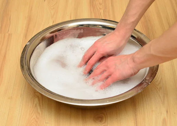Ruce Mytí Oblečení Kovovém Umyvadle Pěnou Mýdlem — Stock fotografie