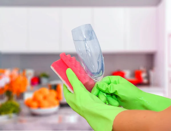 Manos Guantes Domésticos Están Limpiando Vidrio Vino Con Esponja Sobre —  Fotos de Stock