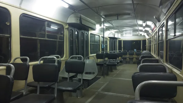 Всередині старого порожнього трамвая — стокове фото