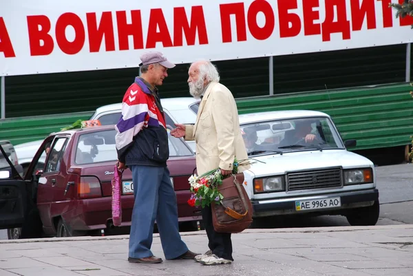 Two men talking about the war