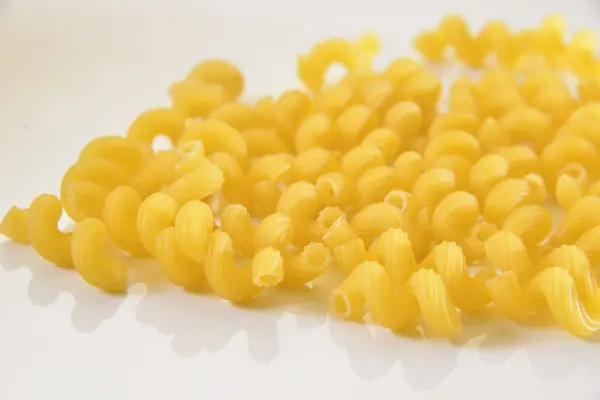 Ruwe gele macaroni — Stockfoto