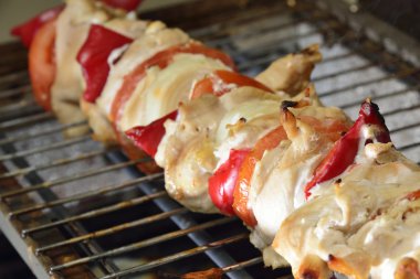 gallinaceous kebab ile biber ızgara