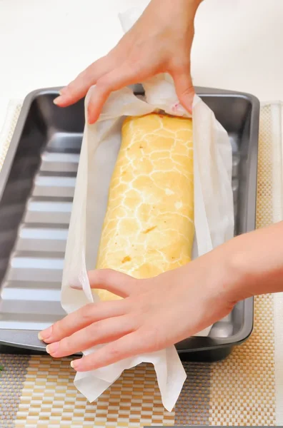 Baking Swiss roll in parchment — Stock Photo, Image