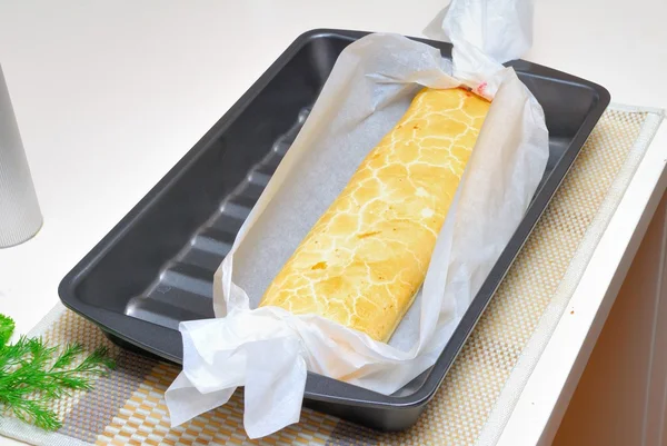 Baking Swiss roll in parchment — Stock Photo, Image