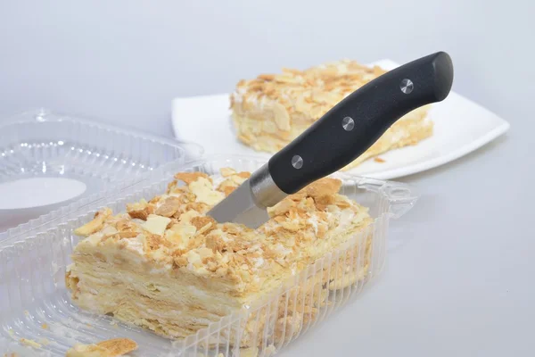 Cutting Napoleon cake — Stock Photo, Image