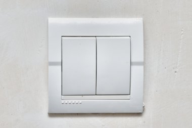 Duvardaki elektrik düğmesi.