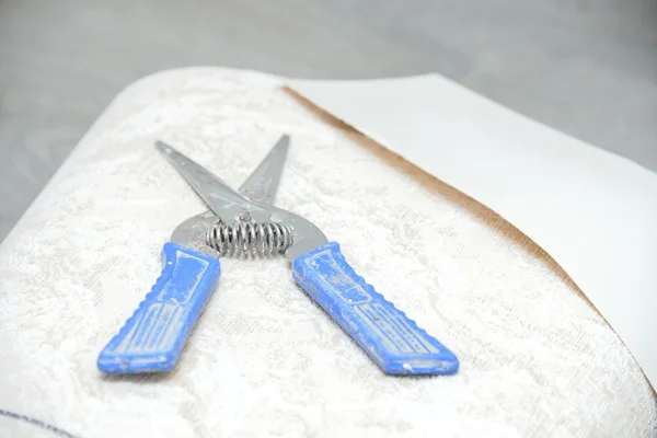 Velké nůžky pro řezání tapet — Stock fotografie