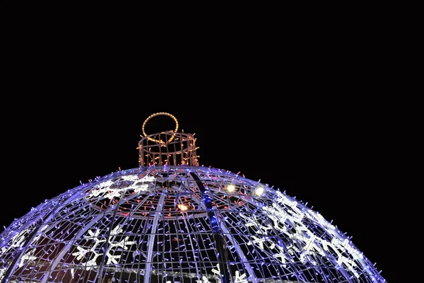 Flocons de neige sur boule de Noël — Photo