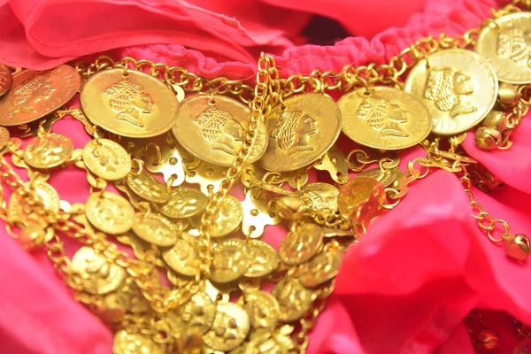 Złote monety na sukni — Zdjęcie stockowe