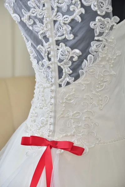 Vestido de noiva com arco rosa e espartilho — Fotografia de Stock
