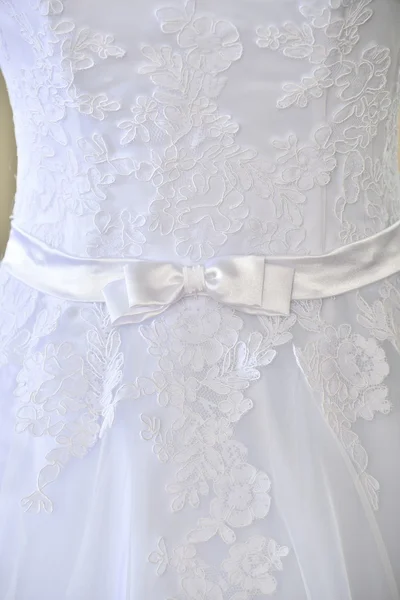 Weiße Schleife am Kleid — Stockfoto