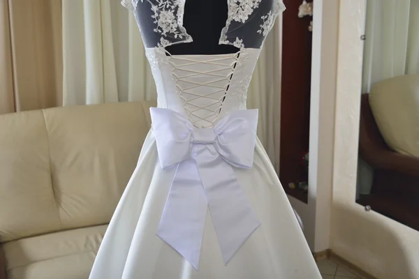 Свадебное платье с белым луком и корсетом — стоковое фото