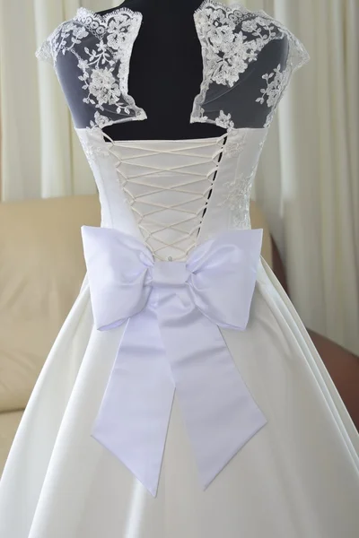 Vestido de noiva com arco branco — Fotografia de Stock