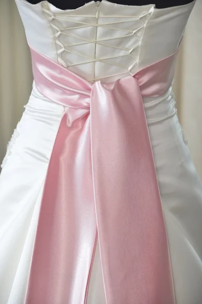 Hochzeitskleid mit rosa Schleife und Korsett — Stockfoto