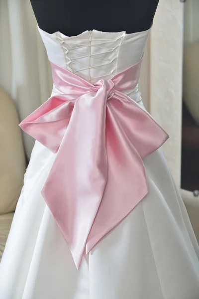Весільна сукня з рожевим бантом і корсетом — стокове фото
