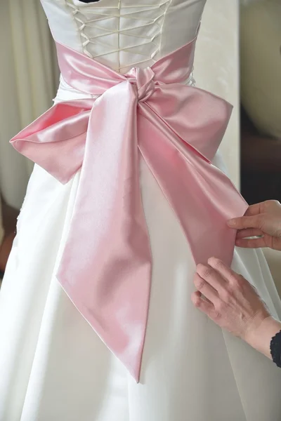 Vestido de noiva com arco rosa e espartilho Fotografia De Stock