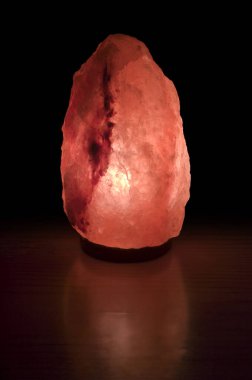 Himalaya Tuz Lambası siyah arka planda.