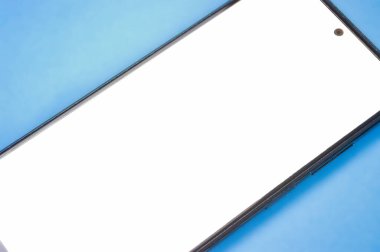 Arka planda beyaz ekranlı cep telefonu, mükemmel çalışıyor..