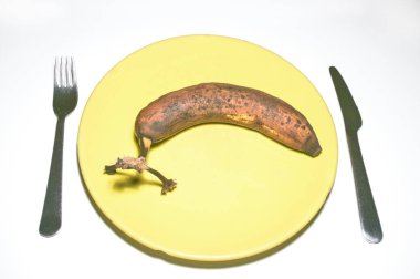 Muz kötü durumda, çatal ve bıçakla yemek için uygun değil..