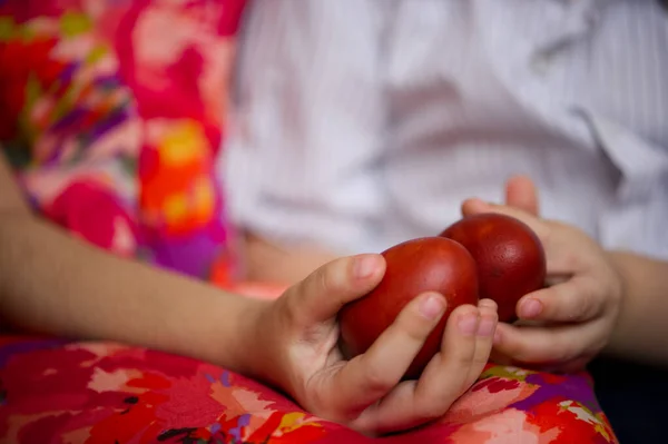 Çocuklar paskalya yumurtalarını tutarken Paskalya yumurtalarını resmediyor.