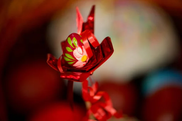 Ahşap çubuklardan paskalya hediyesi. Sepeti süslemek için kırmızı parlak çubuk