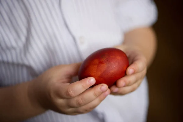 Çocuklar paskalya yumurtalarını tutarken Paskalya yumurtalarını resmediyor.