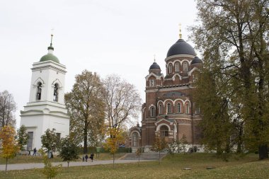 Vladimir Katedrali ve Moskova 'daki Spaso-Borodinsky manastırının çan kulesi