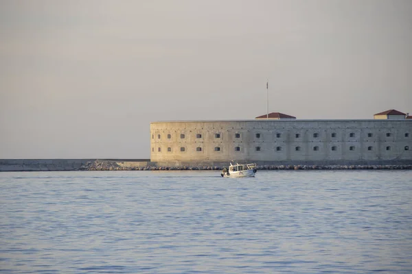 Μπαταρία Konstantinovsky Και Περιπολικό Σκάφος Στον Κόλπο Της Σεβαστούπολης Κριμαία — Φωτογραφία Αρχείου