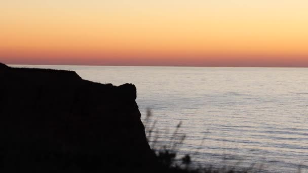 Costa Mar Nero Con Rocce Tramonto Sagoma Nera Inverno Roccia — Video Stock