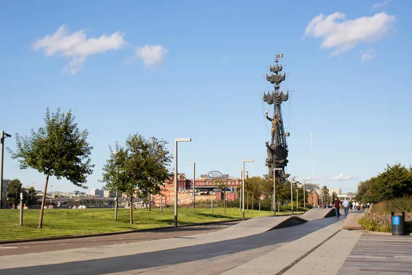 Büyük Peter, Gorky Park, Moskova, Rusya Anıtı 'nın arka planındaki Muzeon Park sokağı.