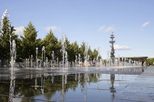 Büyük Peter, Gorky Park, Moskova, Rusya anıtının arka planında Muzeon Park 'taki kuru çeşme.