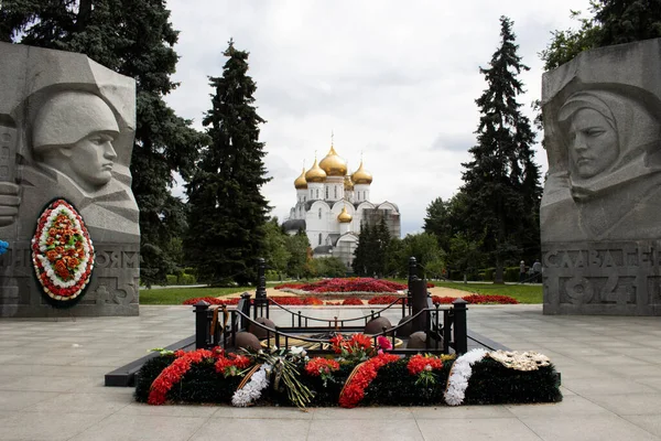 Yaroslavl 'daki Varsayım Katedrali' nin arka planında sonsuz alev, Rusya 'nın Altın Halkası