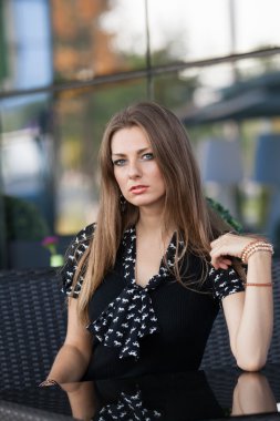 Şehrin modern genç kadın portre