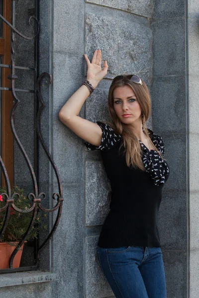 Portrait modern young woman in the city — Stock Photo, Image