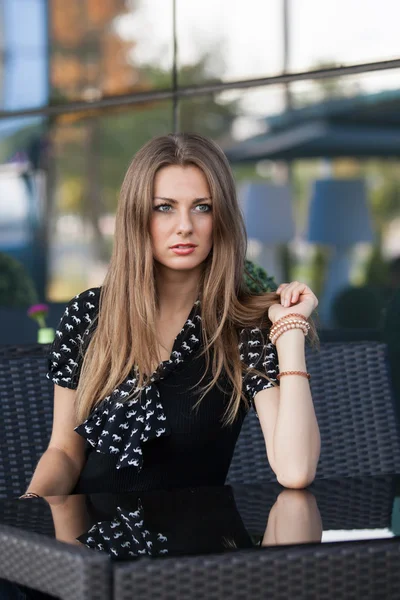 Portrait modern young woman in the city — Stock Photo, Image