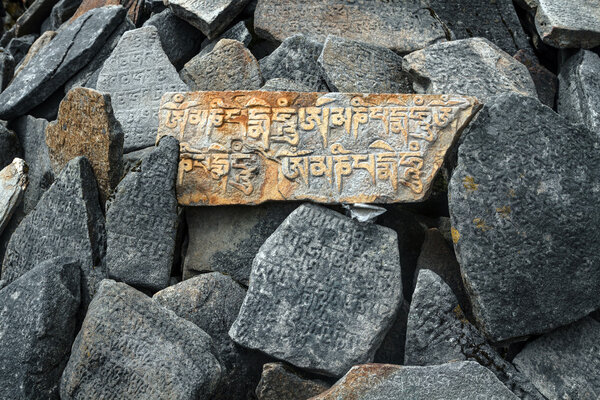 Буддийские молитвенные камни
