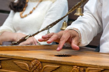 Rusya'nın müzisyen-psaltery oyuncu