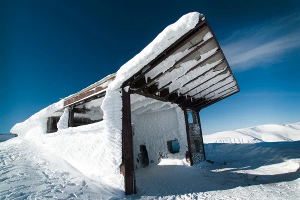 La costruzione dello skilift sulla neve — Foto Stock