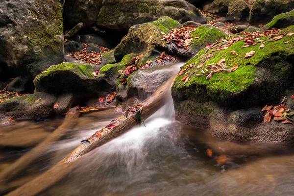 Acqua e verdi colline sulla velocità dell'otturatore più lenta — Foto Stock