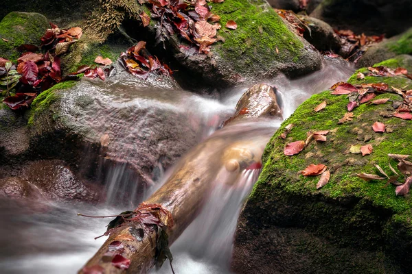 Acqua e verdi colline sulla velocità dell'otturatore più lenta — Foto Stock