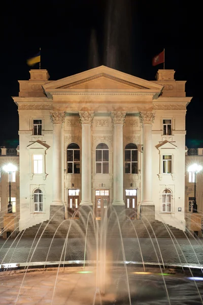 Fountain on the background of the historic buildings at night — Stock Photo, Image