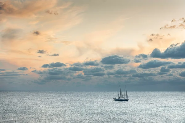 Schip in kalme zee — Stockfoto