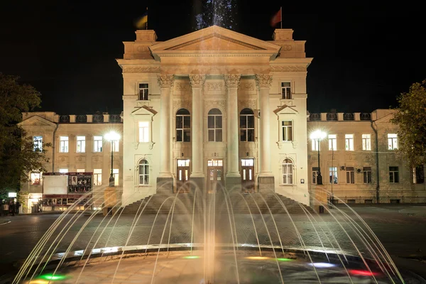 Fountain on the background of the historic buildings at night — Stock Photo, Image