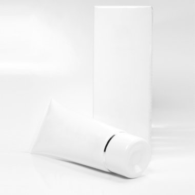 Boş tüp paket üzerinde beyaz izole