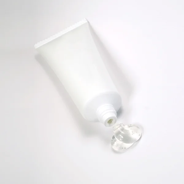 Boş tüp paket üzerinde beyaz izole