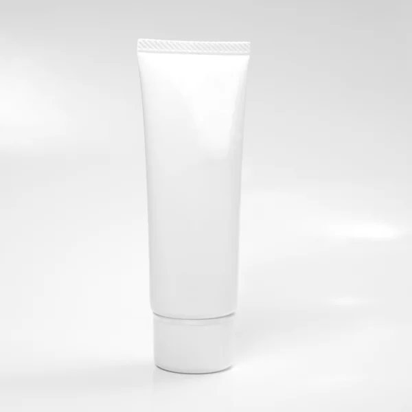 Pacote de tubo em branco isolado em branco — Fotografia de Stock